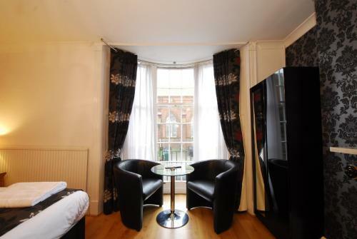 Hostal Four Seasons Guest House