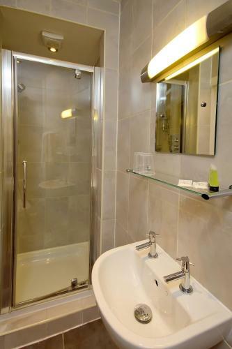Hostal Four Seasons Guest House