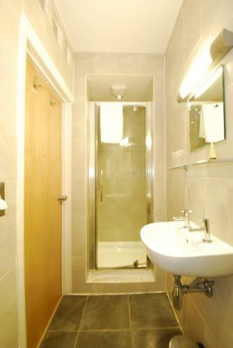 Hostal Four Seasons Guest House