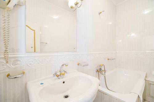 Hotel Carpati Imparatul Romanilor