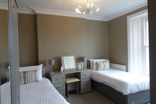 Hostal Bay Court