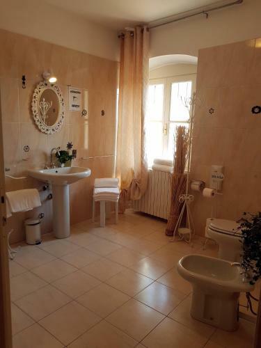 Hostal La Luna Blu In Old Town