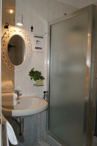 Hostal La Luna Blu In Old Town