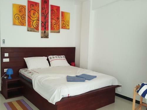 Hostal The Den Guest House