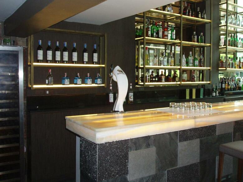 Sacha's Hotel Uno