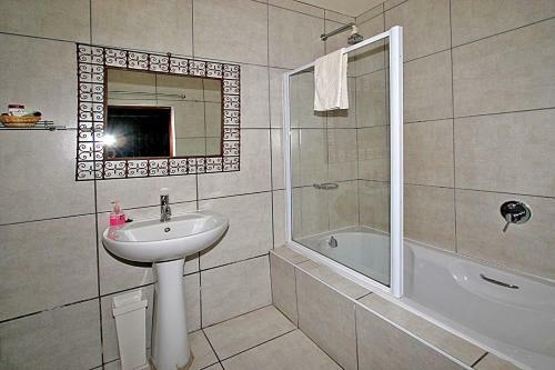 Hostal 84 On Fourth Guest House