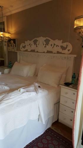Hostal @belurana River Manor