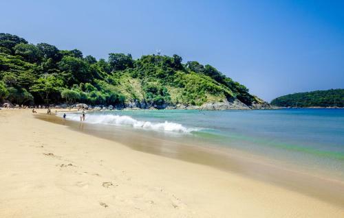 Hotel Naiharn Beach Resort