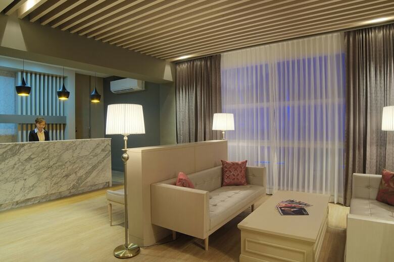 Hotel The Raya Surawong Bangkok