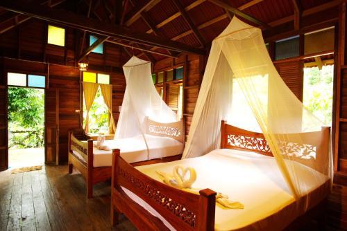 Hotel Art's Riverview Lodge