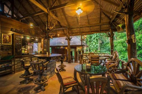 Hotel Art's Riverview Lodge