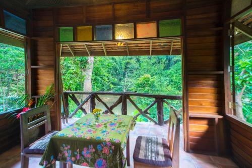 Hotel Art's Riverview Lodge