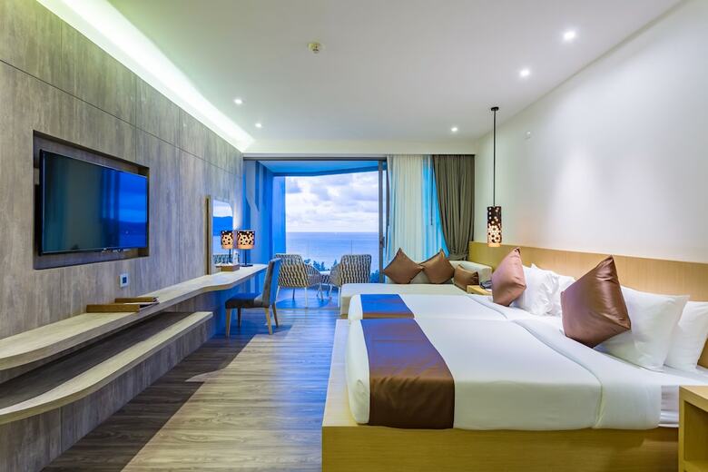 Hotel Crest Resort & Pool Villas