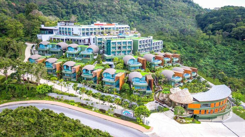 Hotel Crest Resort & Pool Villas