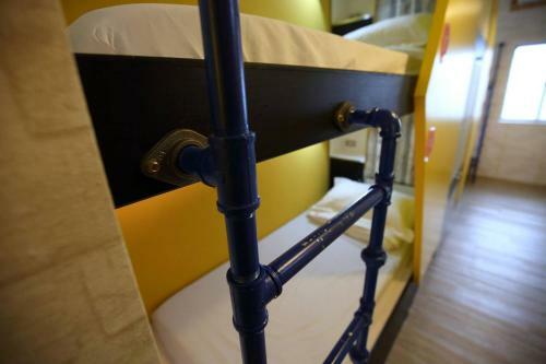 Hive Bed And Backpacker