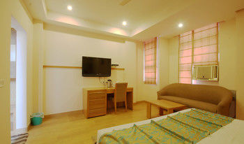 Hotel Crest Inn