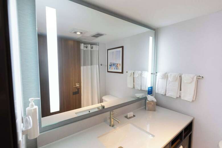 Doubletree By Hilton Hotel Des Moines Airport
