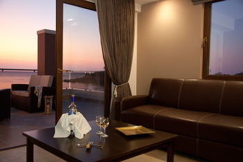 Aparthotel Golden Bay Suites
