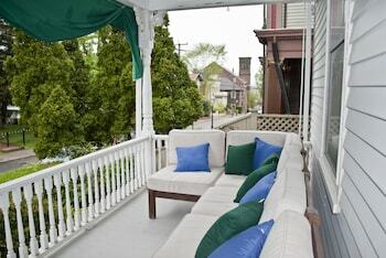 Bed & Breakfast Newport Blues Inn