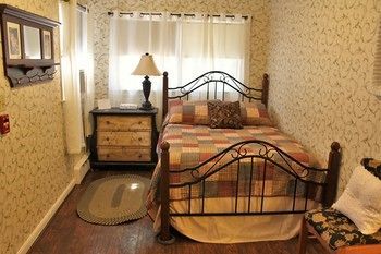 Bed & Breakfast Blue Shutters Inn