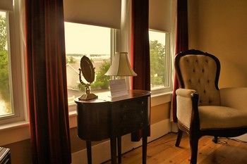 Bed & Breakfast Blue Shutters Inn