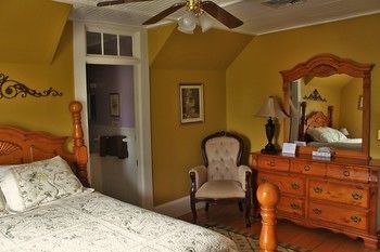 Bed & Breakfast Blue Shutters Inn