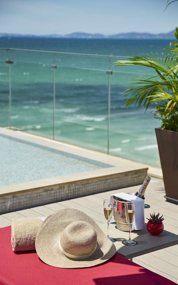 Hotel Pure Salt Garonda