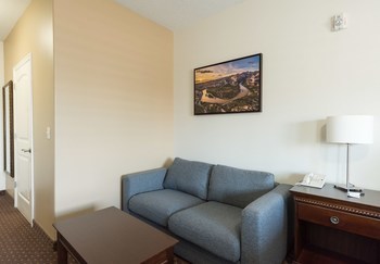 Hotel The Landmark Inn & Suites