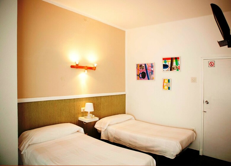 Hostal Malvarrosa Beach Rooms