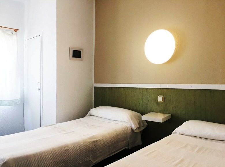 Hostal Malvarrosa Beach Rooms