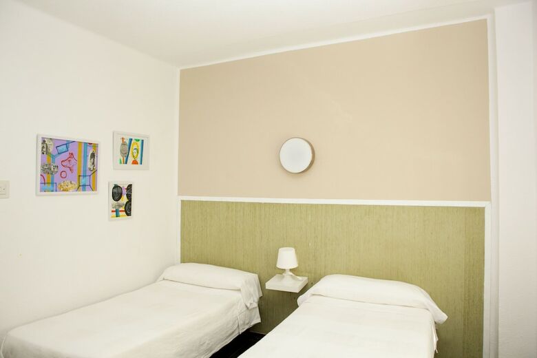 Hostal Malvarrosa Beach Rooms