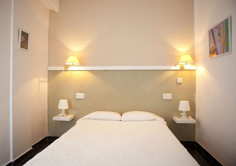 Hostal Malvarrosa Beach Rooms