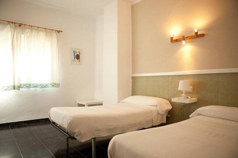 Hostal Malvarrosa Beach Rooms