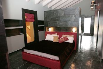 Hotel Maanja Lake Front Suite And Restaurant