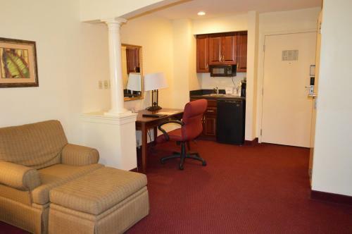 Opal Hotel & Suites