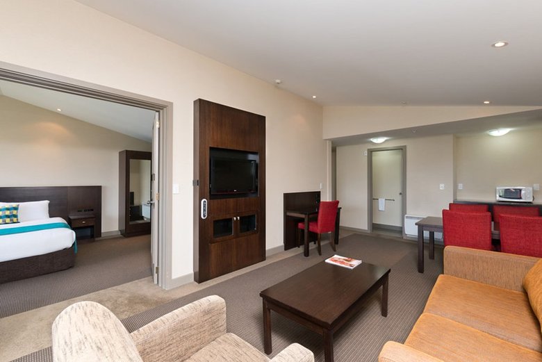 Hotel Copthorne Lakefront