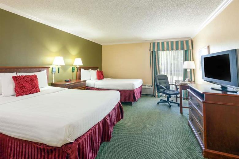 Hotel Baymont Inn And Suites
