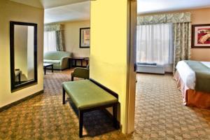 Holiday Inn Express Hotel & Suites