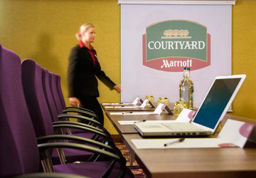 Hotel Courtyard By Marriott Airport