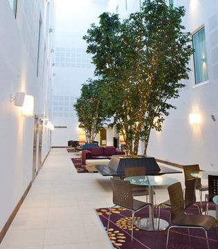 Hotel Courtyard By Marriott Airport