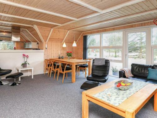 Three-bedroom Holiday Home In Bl�vand 18