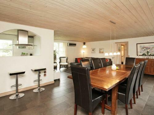 Five-bedroom Holiday Home In Bl�vand 19