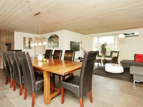 Five-bedroom Holiday Home In Bl�vand 19