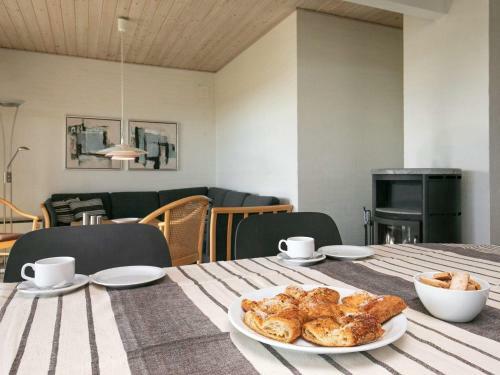 Three-bedroom Holiday Home In Bl�vand 44