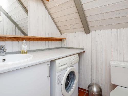Three-bedroom Holiday Home In Bl�vand 74