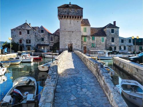 Three-bedroom Apartment In Kastel Gomilica