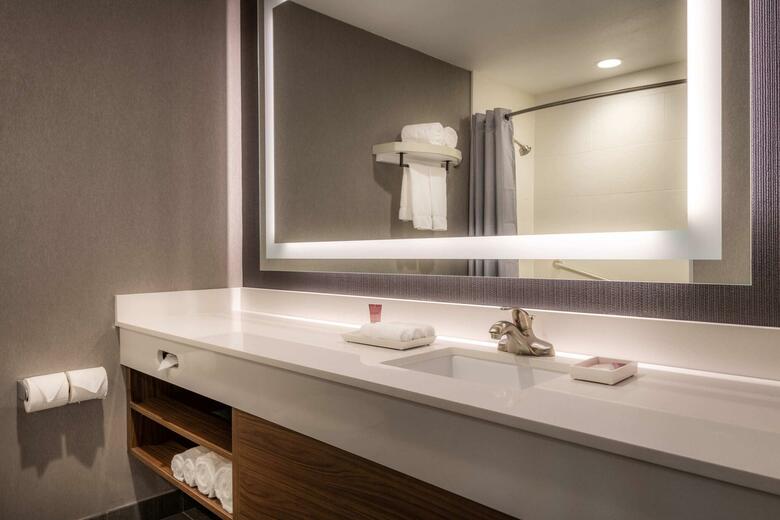 Hotel Camelot Inn And Suites