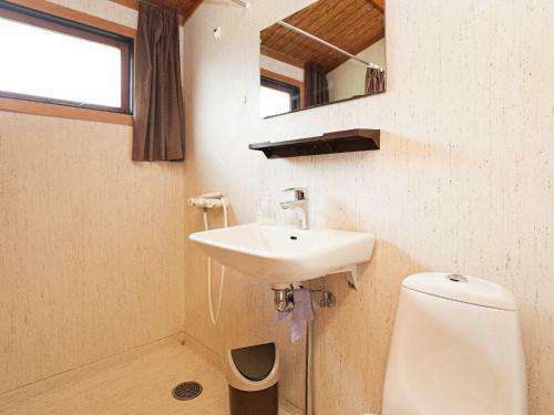 Three-bedroom Holiday Home In V�ggerl�se 39