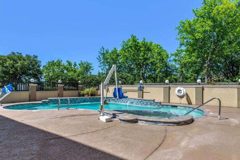 Hotel Comfort Suites - Near The Galleria