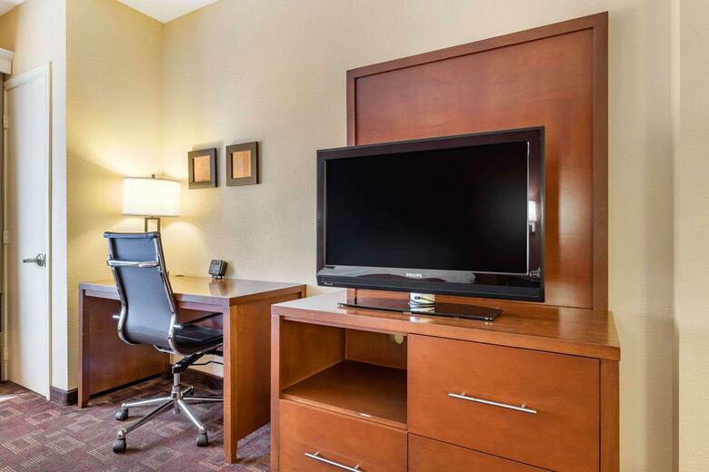 Hotel Comfort Suites - Near The Galleria